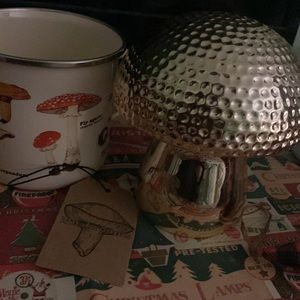 Mushroom statue, gold